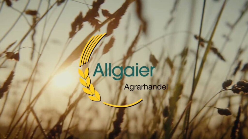 Logo von Allgaier Agrarhandel vor einem stimmungsvoll beleuchteten Getreidefeld bei Sonnenuntergang.
