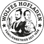 Logo von Wolfes Hofladen mit zwei gezeichneten Männern, einem Ferkel und Getreideähren, umgeben von einem runden Schriftzug